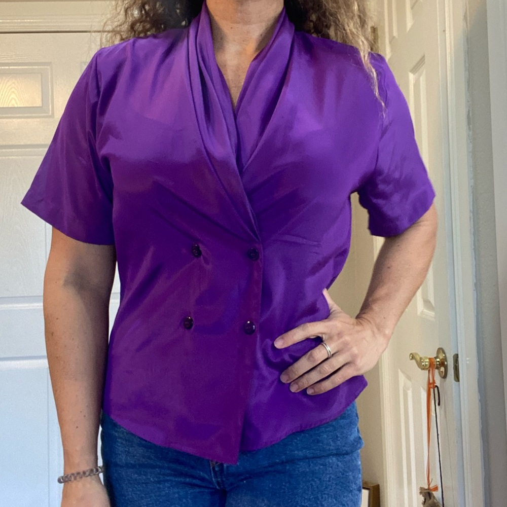 BOGO❗️Gorgeous silky vintage top!